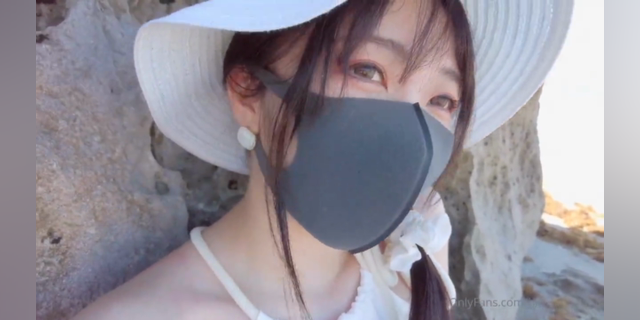 香港玩偶姐姐海滩诱惑，乡下男孩被娇躯迷倒，疯狂索吻