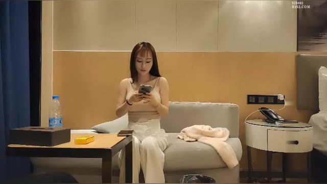 约到高颜值好身材御姐 前凸后翘裹胸白衣，抱着她啪啪猛顶爽的不停呻吟浪叫，小姐姐骑乘肉棒翘臀狠狠碰撞.mp4