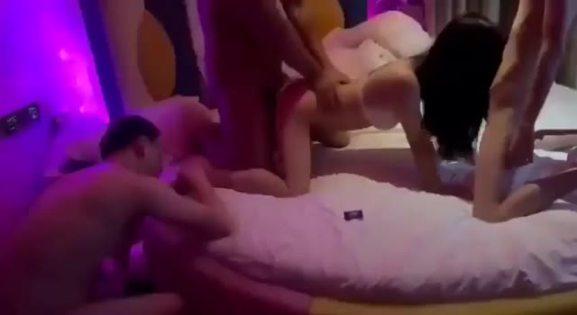 本以为是3P，结果却是4P，还有一个可怜哥哥在舔脚